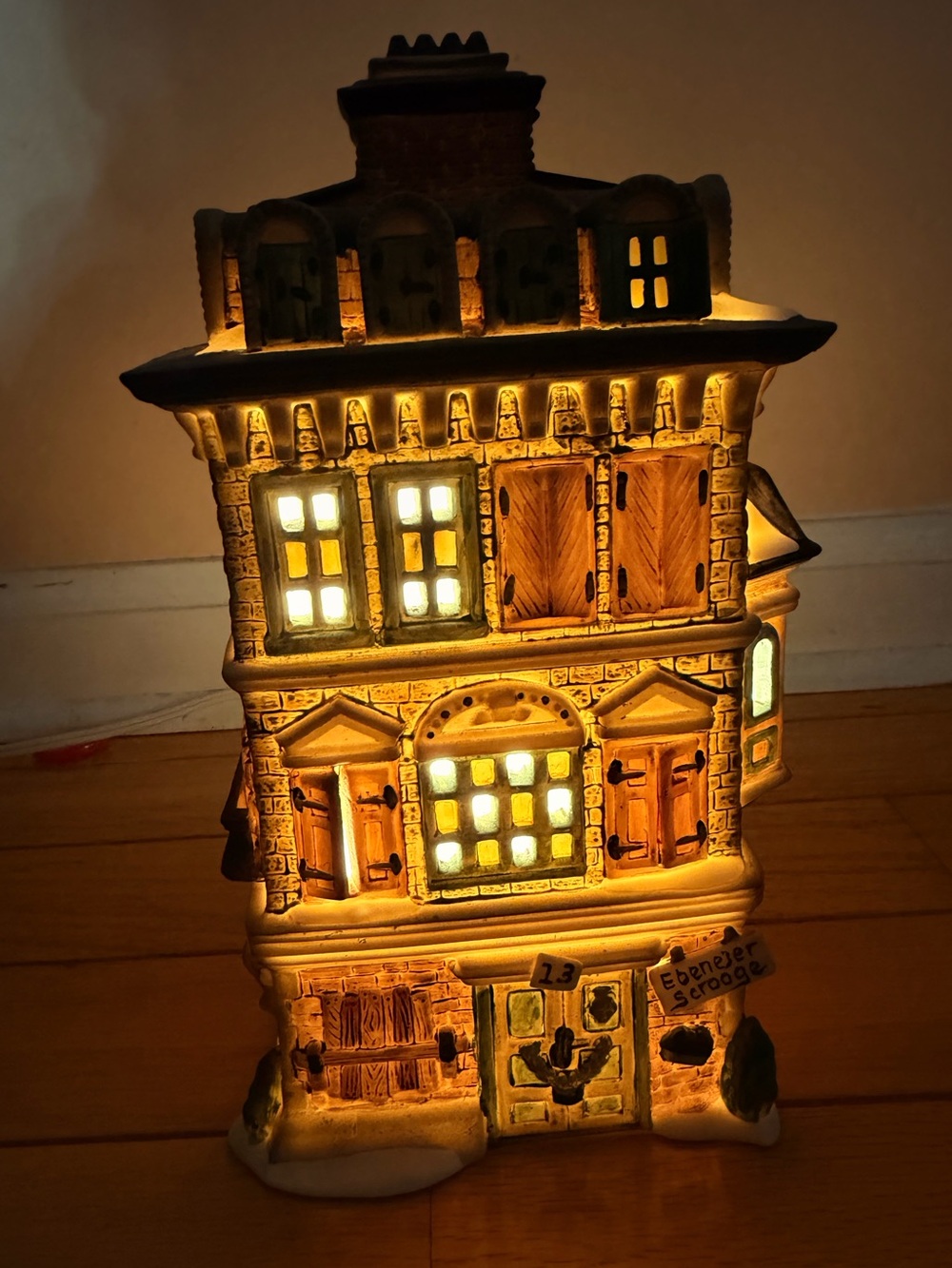 EUC Heritage Village Collection The Flat of Ebenezer Scrooge Dickens Village